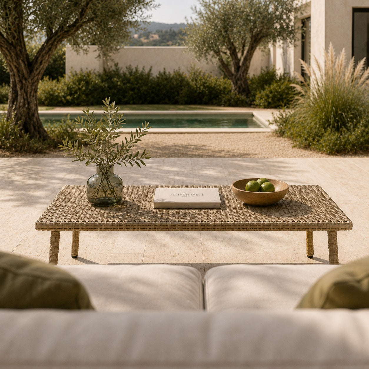 Table basse d’extérieur beige avec décoration naturelle près d’une piscine pour jardin contemporain