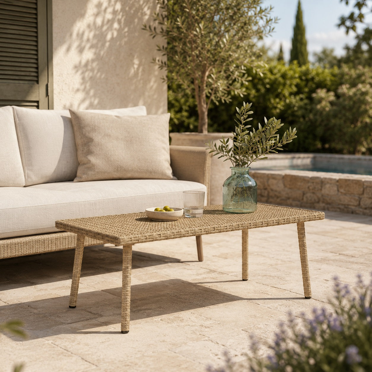 Table basse de jardin beige en résine tressée pour terrasse moderne et salon d’extérieur élégant