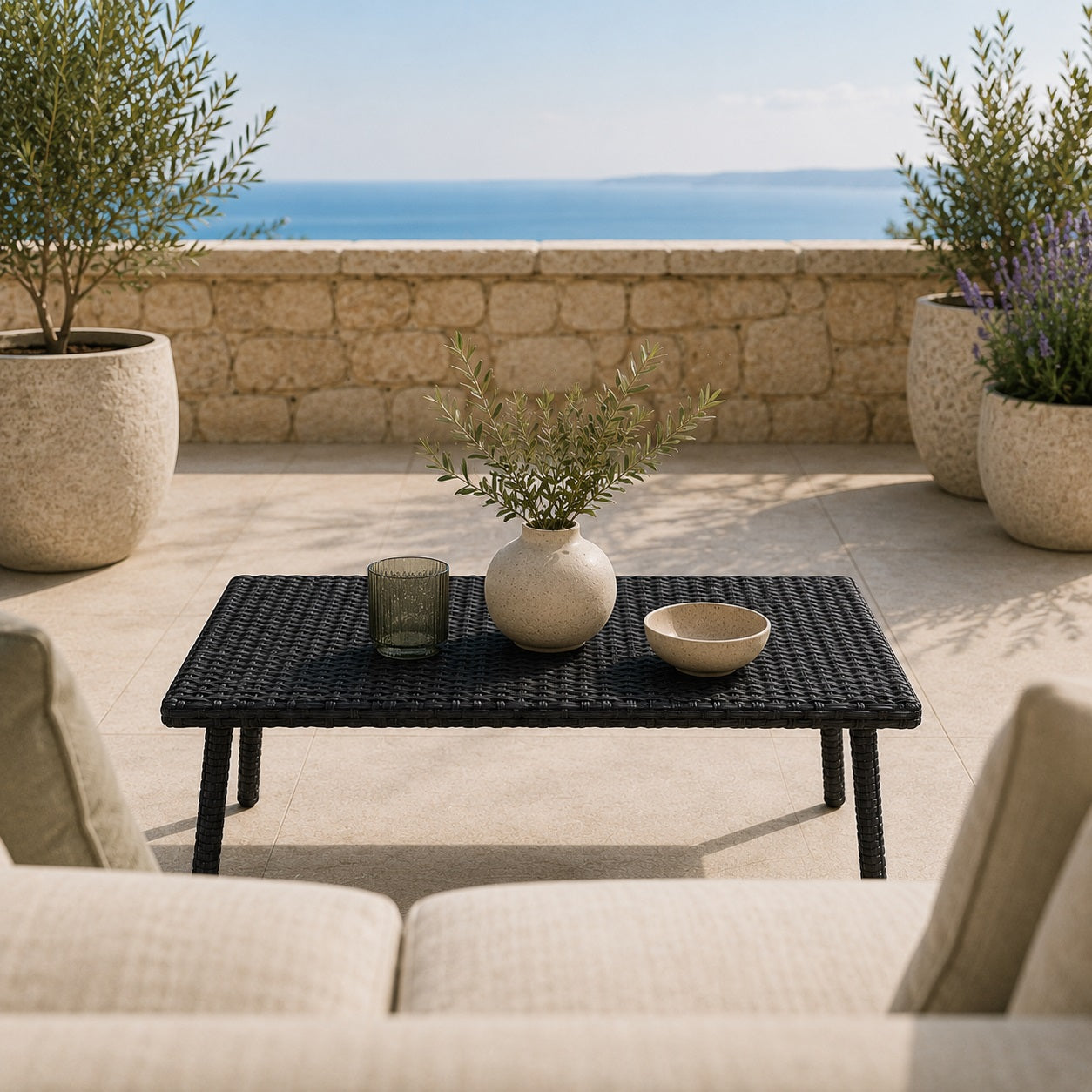 Table basse d’extérieur noire avec vue piscine et décoration moderne pour jardin contemporain