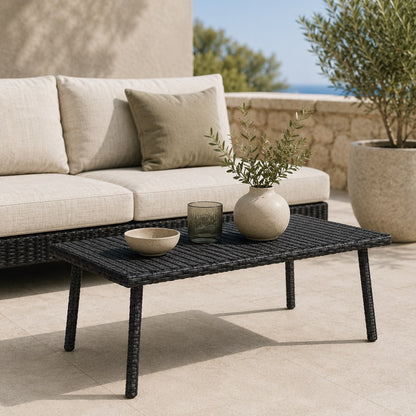 Table basse de jardin noire près d’un canapé extérieur pour terrasse élégante et espace détente
