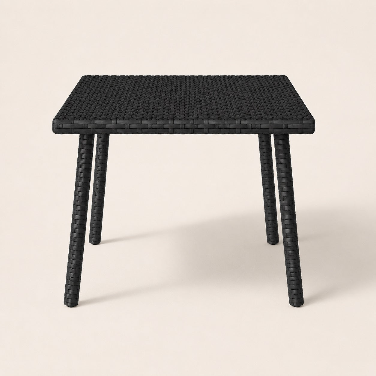 Vue de face d’une table basse de jardin noire rectangulaire en résine tressée design