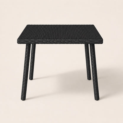 Vue de face d’une table basse de jardin noire rectangulaire en résine tressée design