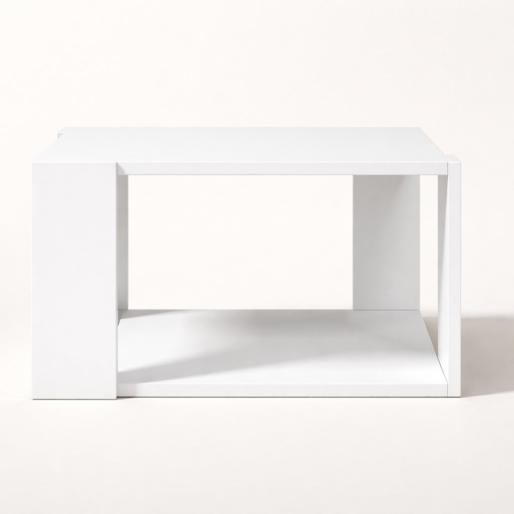 Table basse de salon blanche vue frontale, structure géométrique minimaliste avec plateau et niche de rangement