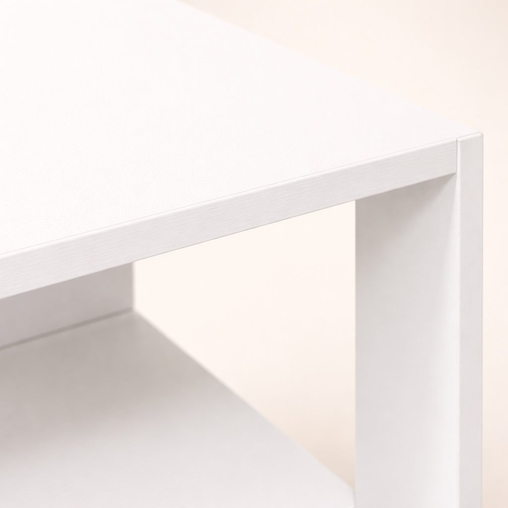 Détail de la table basse de salon blanche, finition lisse et angles nets pour un rendu moderne