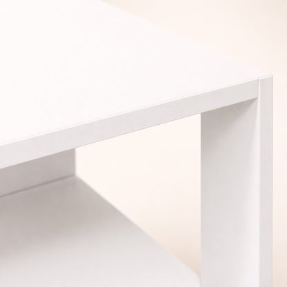 Détail de la table basse de salon blanche, finition lisse et angles nets pour un rendu moderne