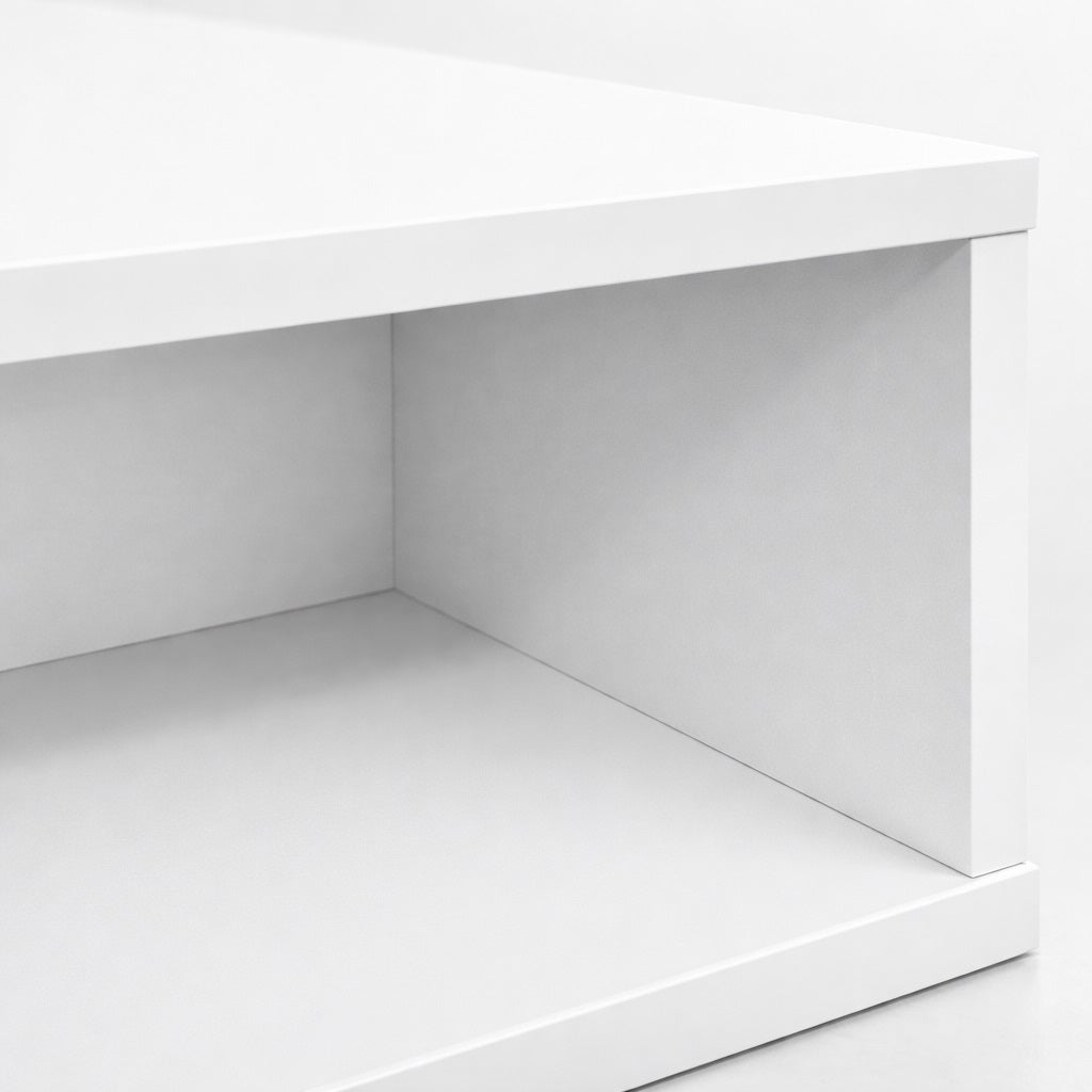 Zoom sur le rangement ouvert d’une table basse salon blanche, pratique pour livres et objets déco.
