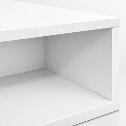 Zoom sur le rangement ouvert d’une table basse salon blanche, pratique pour livres et objets déco.