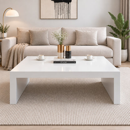 Table basse blanche dans un salon moderne, table basse de salon élégante et minimaliste, vue de face