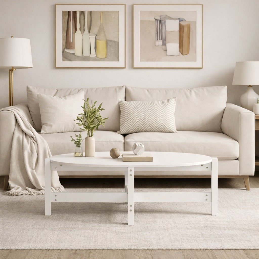 Table basse blanche de salon intégrée dans un intérieur moderne et lumineux, style épuré et chaleureux.