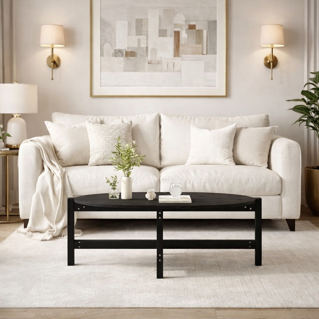 Table basse blanche de salon intégrée dans un intérieur élégant, ambiance chaleureuse et mobilier contemporain.