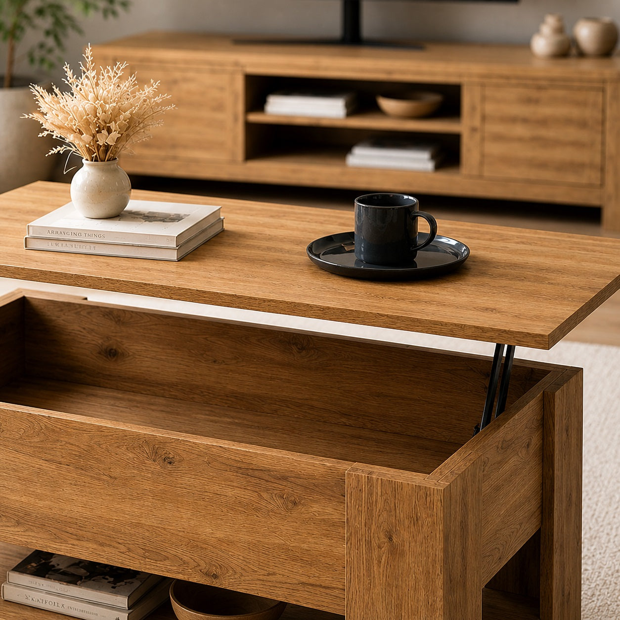 Table basse relevable en bois avec rangement intégré, design moderne, tasse noire et décoration minimaliste