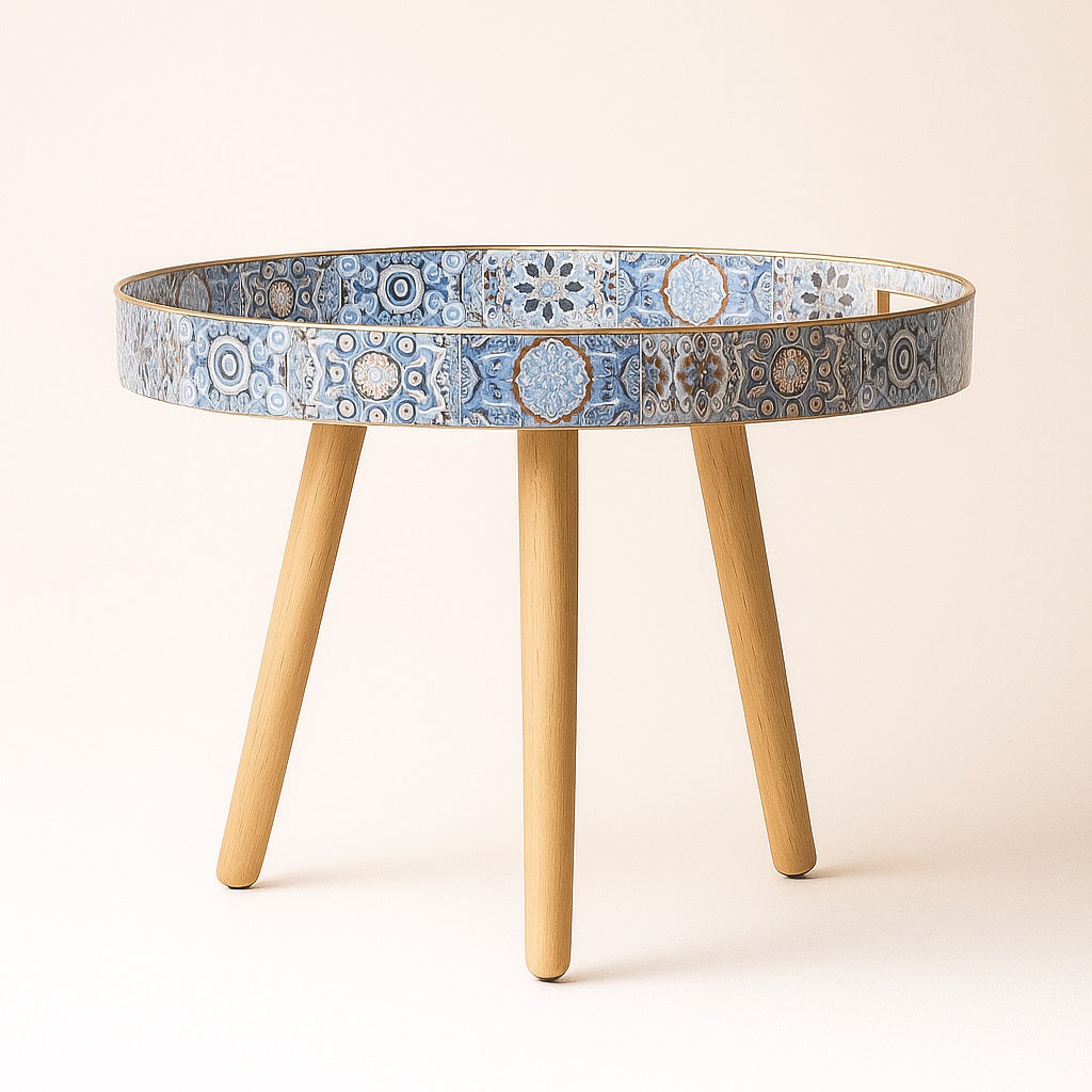 Table basse ronde de salon design méditerranéen, plateau décoratif bleu et bois naturel.