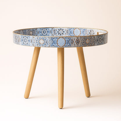 Table basse ronde de salon design méditerranéen, plateau décoratif bleu et bois naturel.