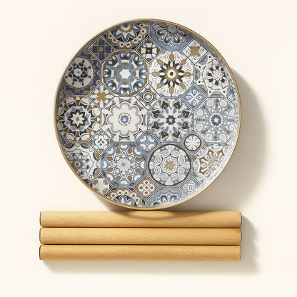 Détail du plateau de table basse ronde de salon avec motifs azulejos bleus et dorés.