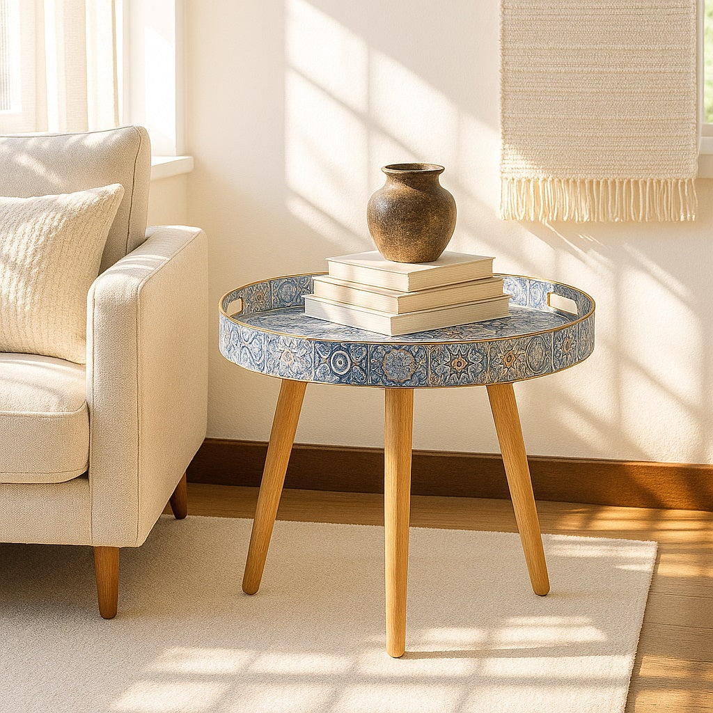 Table basse ronde de salon en bois clair avec plateau bleu à motifs, ambiance chaleureuse.