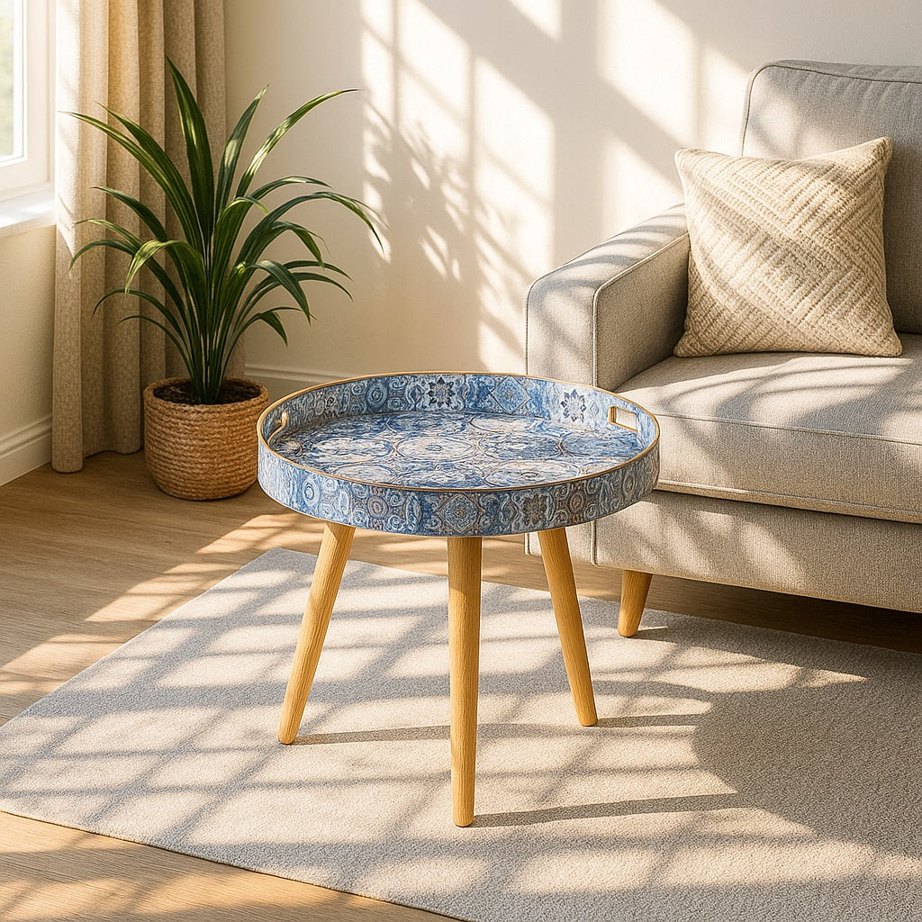 Table basse ronde de salon Azura dans un intérieur lumineux au style bohème chic.