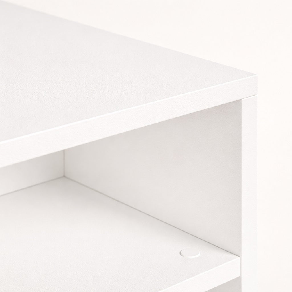 Détail du plateau et du rangement d’une table basse blanche aux finitions lisses, table basse de salon