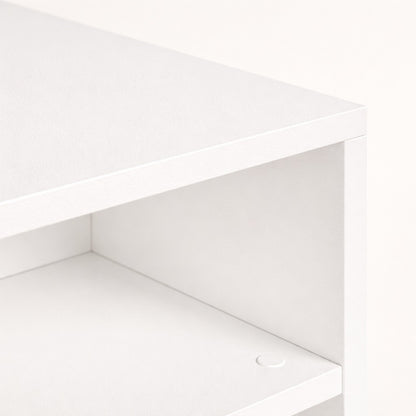 Détail du plateau et du rangement d’une table basse blanche aux finitions lisses, table basse de salon