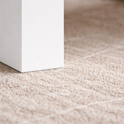 Détail du pied d’une table basse blanche, finition lisse et design minimal pour table basse de salon.