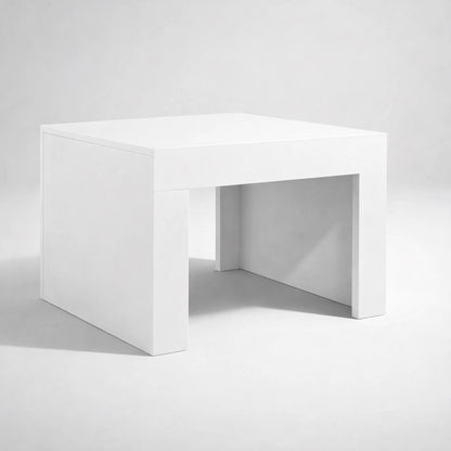 Table basse blanche au design monolithique et épuré, idéale comme table basse de salon contemporaine.