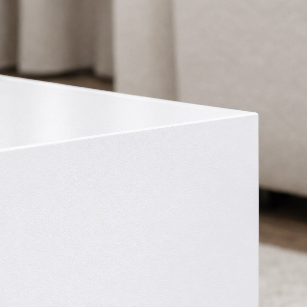 Détail de finition mate sur table basse design blanche, style épuré pour table basse de salon moderne.